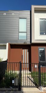 Beautiful Double Storey Townhome For Lease in Truganina - Photo 4