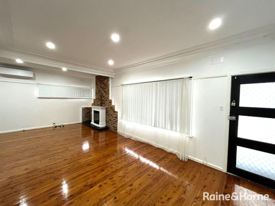 CHARMING THREE BEDROOM HOME IN MACQUARIE FIELDS! CLOSE TO STATION! - Photo 1
