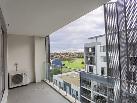 Modern 1-Bedroom Apartment – Canterbury’s Best Location! - Photo 4