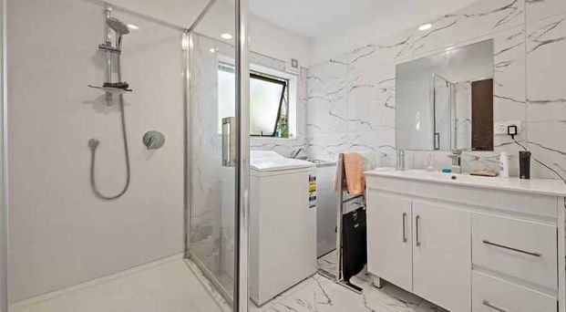 Comfy Remuera 4 Beds House Top School Zone - Photo 1