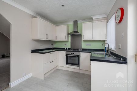 2 bedroom end of terrace house to rent - Photo 5