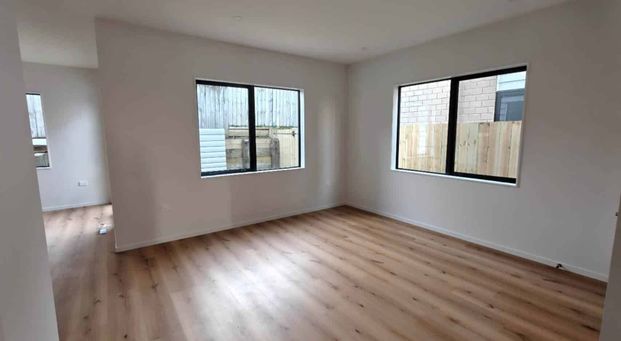 Nearly new house in Pakuranga Heights - Photo 1