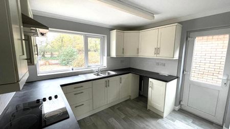 3 bedroom detached bungalow to rent - Photo 4