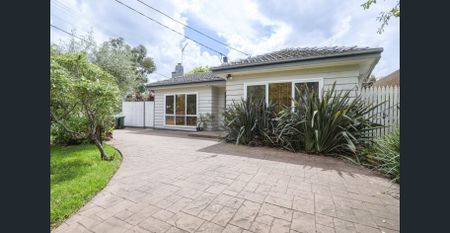 Comfort meets convenience in Pascoe Vale - Photo 4