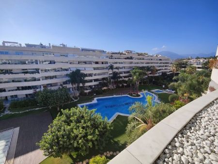 Luxury Flat for rent in Marbella, Andalusia - Photo 4