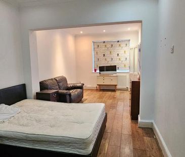 4 bedroom terraced house to rent - Photo 5