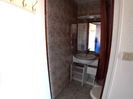 A LOUER STUDIO MEUBLE PORT LA NOUVELLE - Photo 5