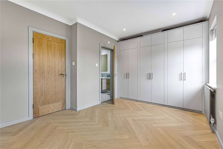 A recently renovated 5 bedroom townhouse on Hampton Village Green. - Photo 3