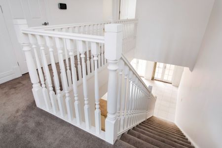 A classic beauty offering a cosmopolitan lifestyle! - Photo 5