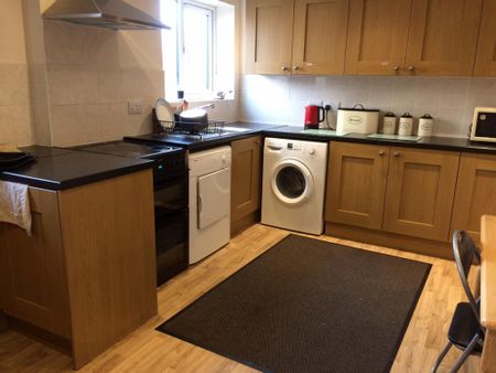 1 bedroom in a house share to rent - Photo 3