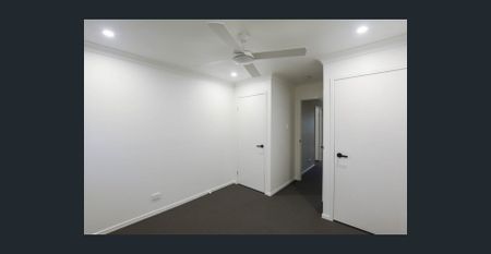 Stylish and Spacious – Renovated Townhouse for Lease - Photo 2