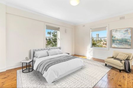 CHARMING 3 BEDROOM PLUS SUNROOM ART-DECO APARTMENT - Photo 5