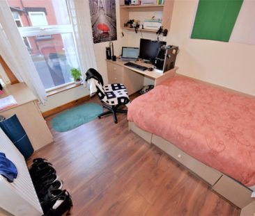4 bedroom House in Harold Mount, Leeds - Photo 4