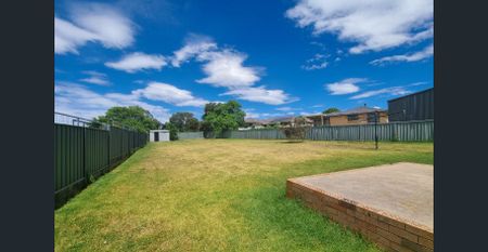 THREE BEDROOMS, BIG BACKYARD, GREAT LOCATION - Photo 4