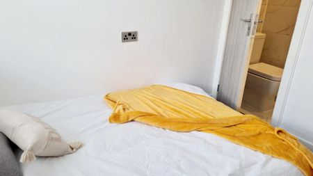 1 bedroom in a house share to rent - Photo 2