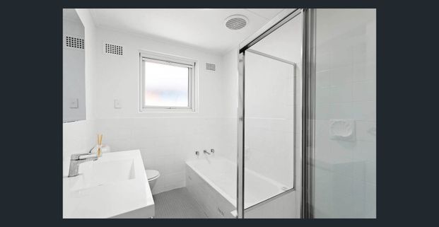 A Tastefully Updated Top Floor Apartment - Photo 1