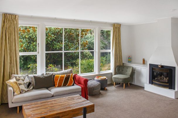 Large Two Level Three Bedroom Family Home - Photo 1