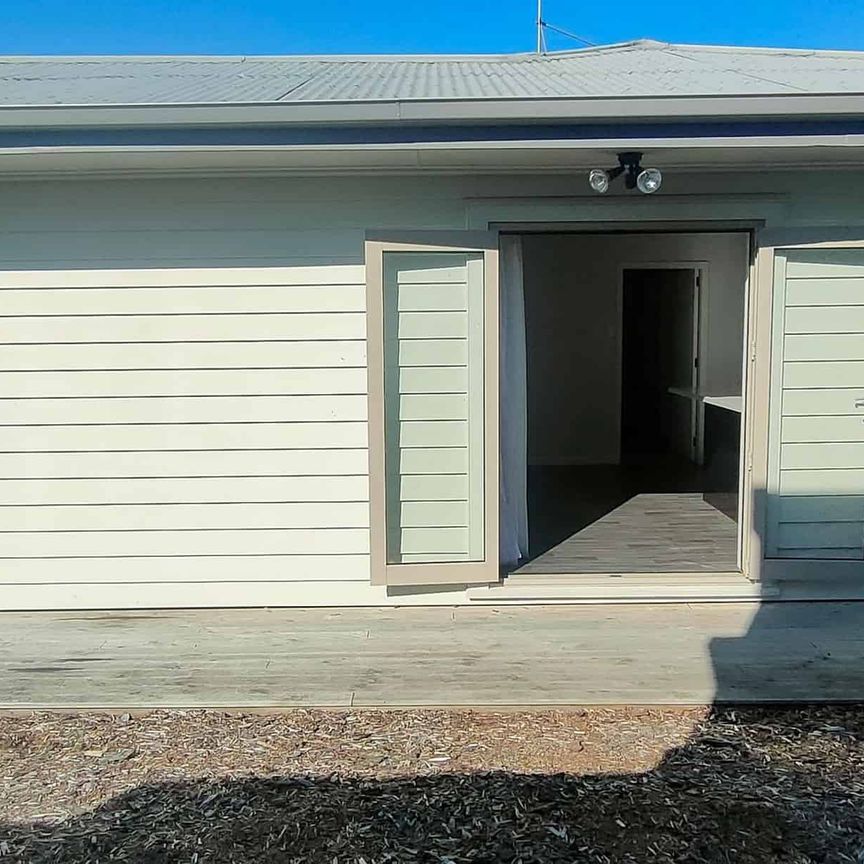 Relaxing modern home in West End - Photo 1