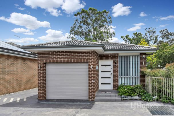 Modern 3 Bedroom Villa in Ideal Location! - Photo 1