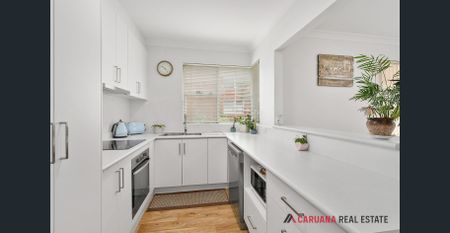 Light filled apartment footsteps from the beach - Photo 5