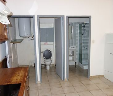 Location - Appartement T2 de 43 m² avec une cour commune - Photo 2