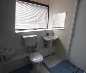 4 bedroom end of terrace house to rent - Photo 6