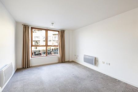 1 Bed Flat - Photo 2