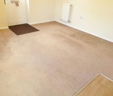 Terraced House to rent on - Photo 6