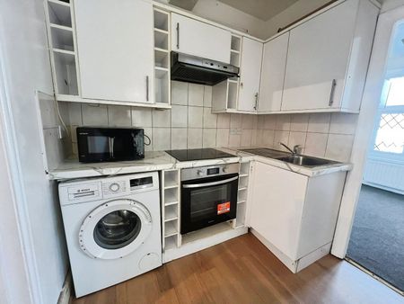 2 Bed Flat, Croydon Road, SM6 - Photo 4