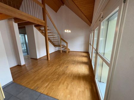 Modern 4.5-Zimmer-Maisonette-Wohnung in idyllischer Lage - Photo 3