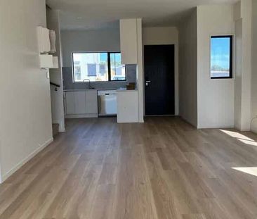 Modern 3BR house in Papakura with large backyard - Photo 1