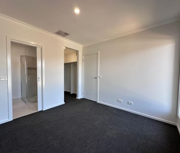 Brand New Stylish Family Home in Melton South - Photo 5