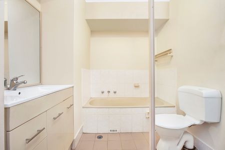 Modern Apartment with Resort-Style Facilities in Prime Redfern Location - Photo 4