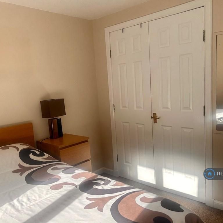1 bedroom in a flat share to rent - Photo 1
