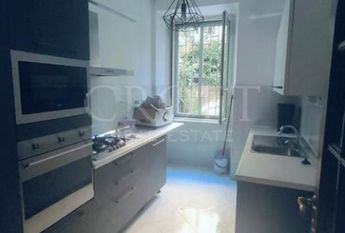 Monteverde Vecchio: Modern 2 bedroom, 2 bath, large living room, separate kitchen. Bright, silent, parquet floors, situated in lovely period building, excellent area, near park. Ref. 2364.