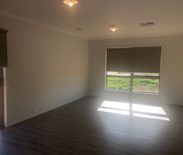 Family Home - 3 bedrooms, 2 Spacious Living, Double Garages - Photo 1