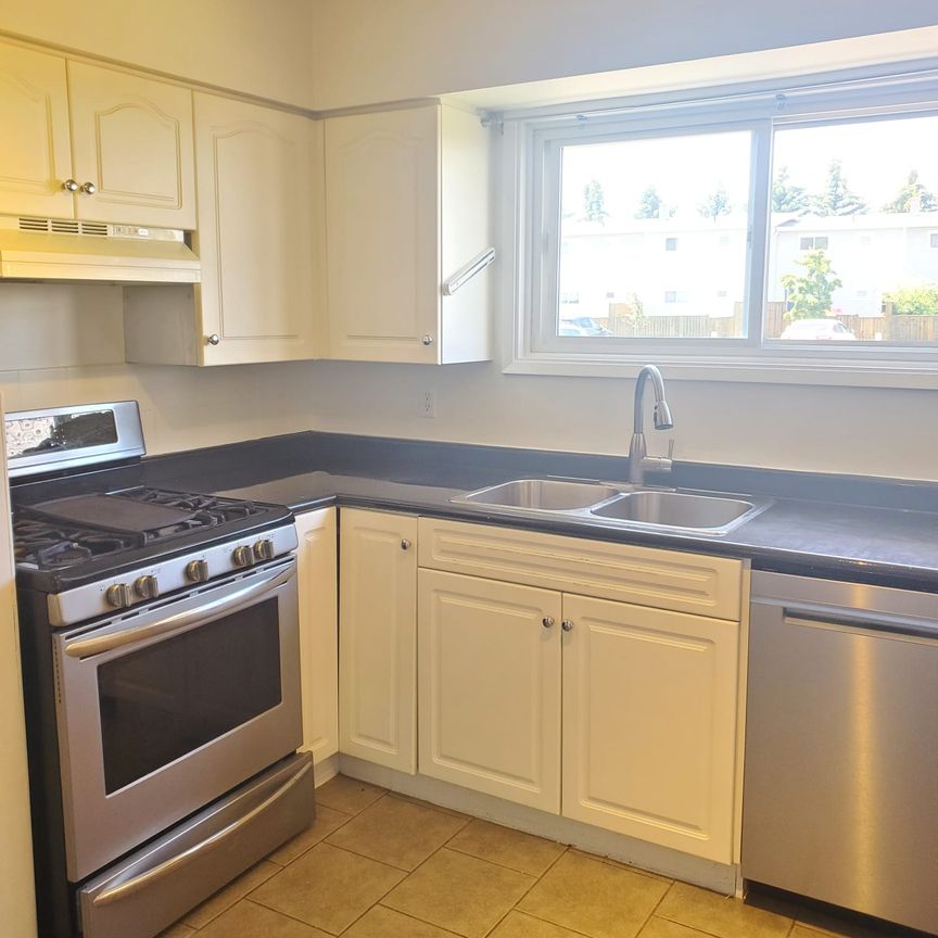 3 Bedroom Townhome in Belvedere Estates! - Photo 1