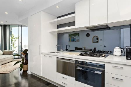 FULLY FURNISHED - GREAT LOCATION! - Photo 2