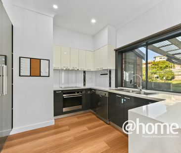 Modern Family Home - Photo 3