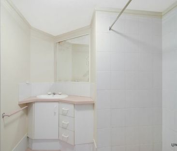 Top-Floor Apartment in Popular Rolan Court � Just a Short Stroll to... - Photo 5