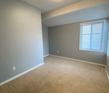 829 Coach Bluff Crescent Southwest — Spacious 3-Bedroom Townhouse i... - Photo 6