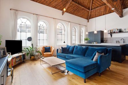 Stunning, two bedroom apartment located in one of Kingsland Road's most sought after developments. - Photo 4