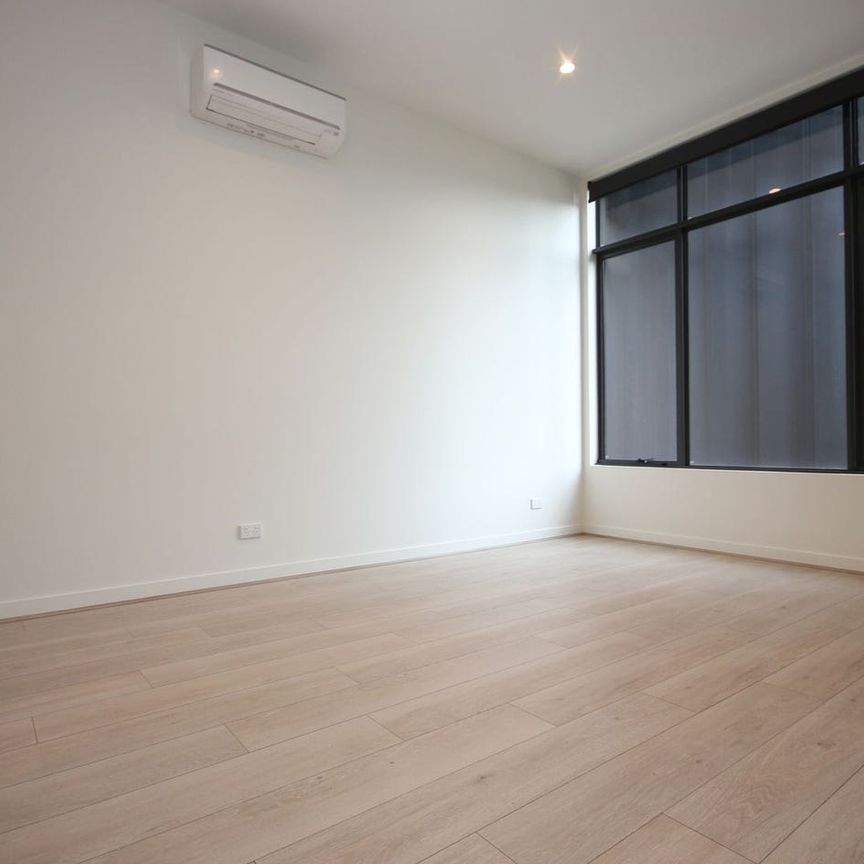 Stylish, modern and conveniently located - Photo 1