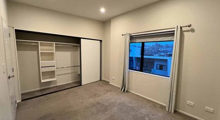 Modern 3-Bedroom Townhouse – Prime Location Ne... - Photo 2