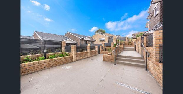 Modern 3 Bedroom Villa In Desirable Location - Photo 1