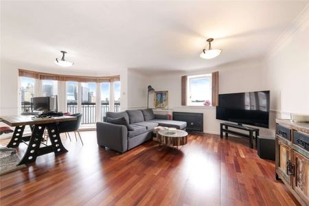 Two double bedroom apartment situated on the historic Narrow Street. Features include a private balcony with stunning views of the River Thames and Canary Wharf. Secure parking. - Photo 4