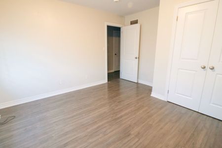 **ALL INCLUSIVE** STUDENTS ROOM FOR RENT IN A STUNNING HOUSE!! - Photo 2