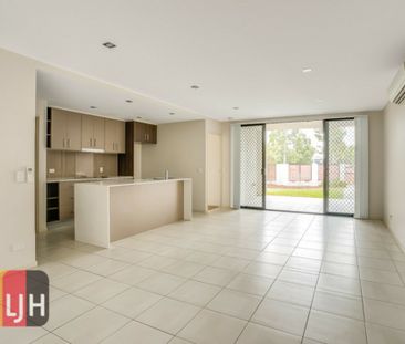 2 BEDROOM UNIT IN PARKSIDE LOCATION WITH COURTYARD ! - Photo 1