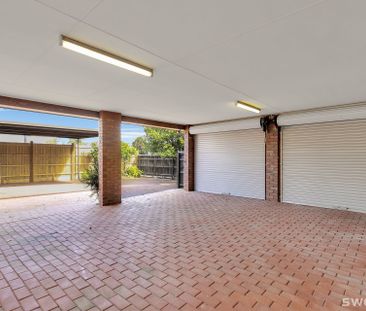 Refurbished two bedroom, two bathroom residence in prime location - Photo 2