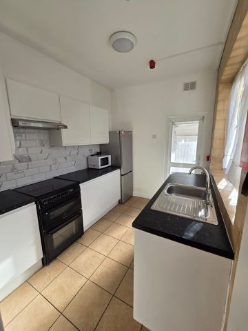 5 Bed Semi-Detached House, Berkshire Gardens, N13 - Photo 4